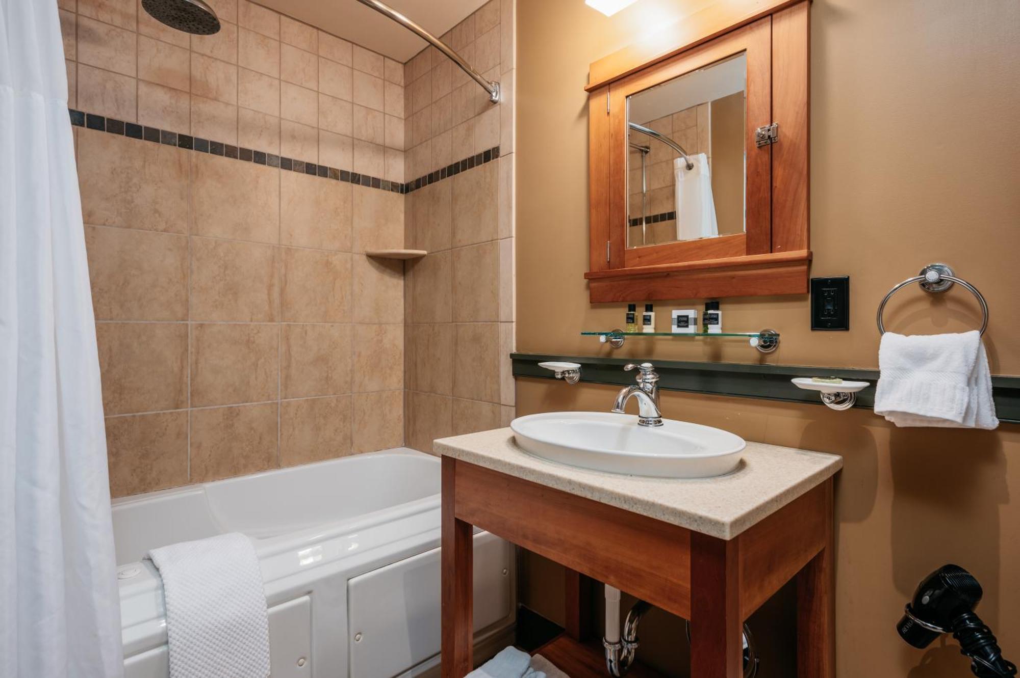 Tamarack Lodge トラバーズ・シティ 部屋 写真