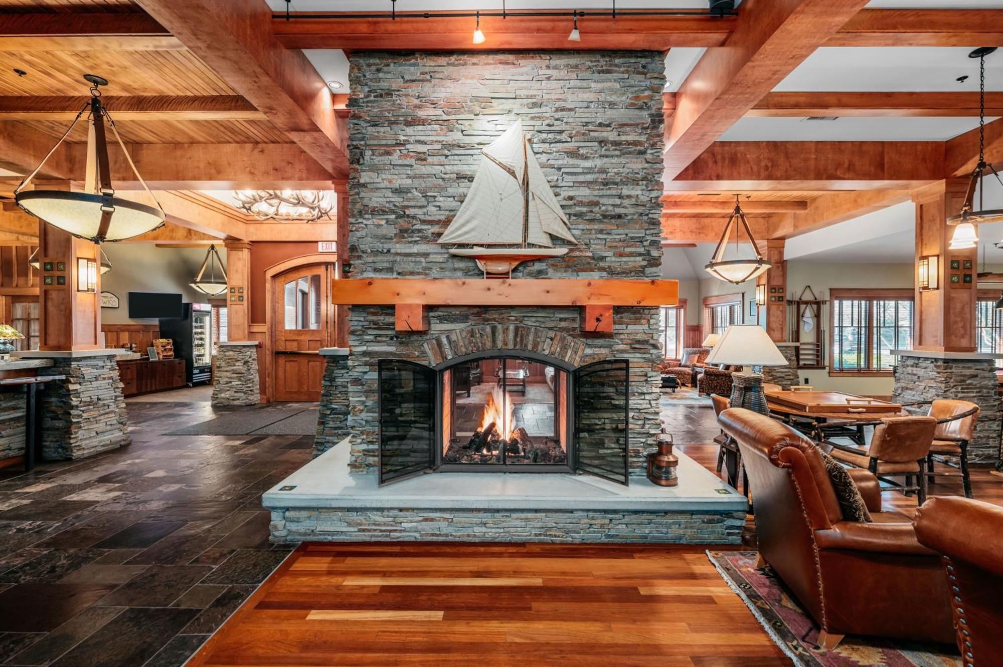 Tamarack Lodge トラバーズ・シティ エクステリア 写真
